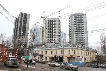  Все новостройки, которые начали строить в центре города, будут достроены.